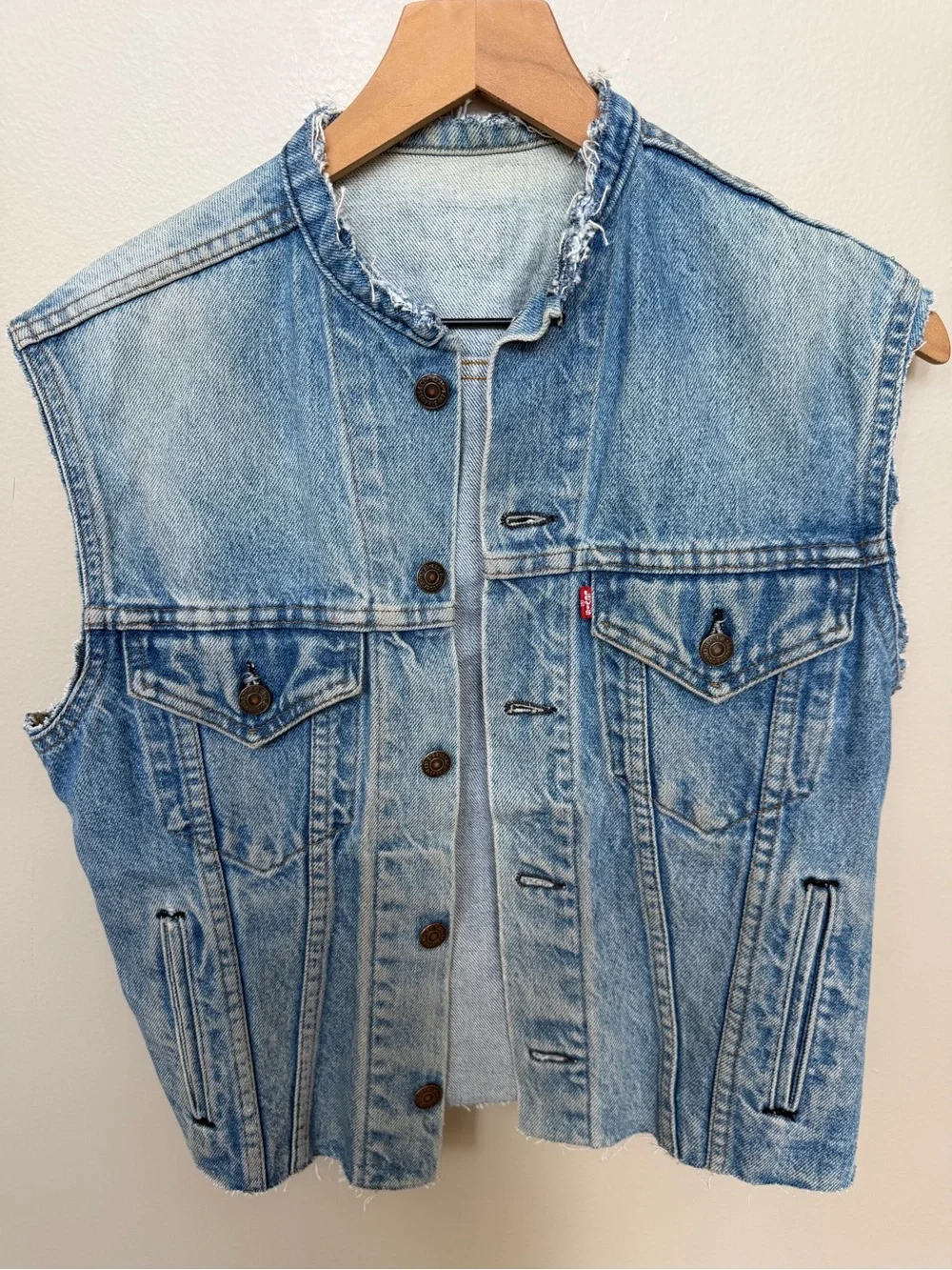 Vintage 1980’s Levi’s Men’s Trucker Denim Vest Sleeveless Jean Jacket Cut Off 34
